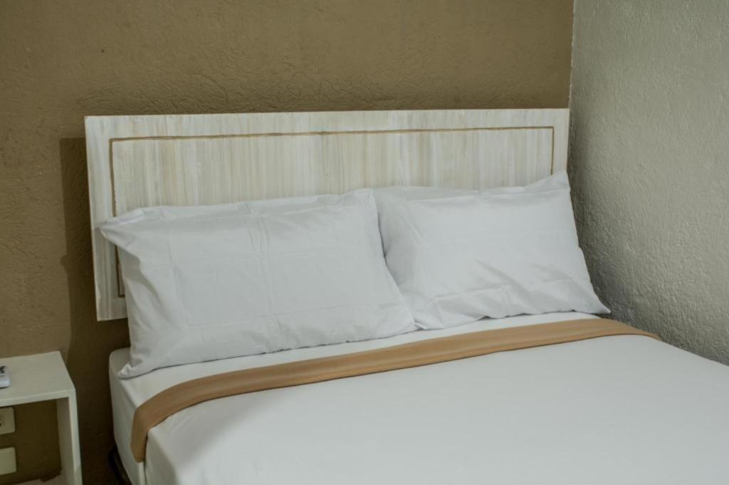 Hotel Avenija Olongapo Bagian luar foto